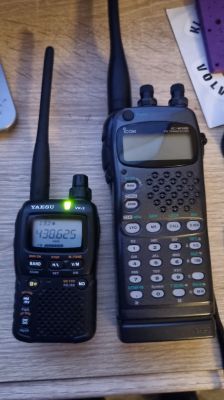 Porównanie dwóch radiotelefonów: Yaesu VX-2R i Icom IC-W32E na drewnianym blacie