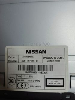 Etykieta tyłu radia samochodowego Nissan z numerami części i informacji produkcyjnych
