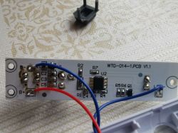 Zdjęcie płytki drukowanej z oznaczeniem WTG-014-1 PCB V1.1, z podłączonymi przewodami.