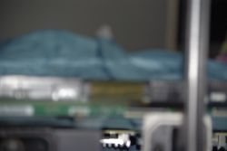 Hisense 65U6NQ - pionowe pasy i żółty proszek przy matrycy, zalanie czy COF?