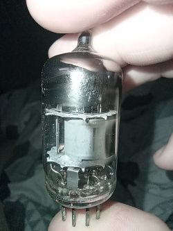 Lampa elektronowa trzymana w ręku, widoczna z bliska, typ nieczytelny