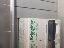 Wyłącznik nadprądowy Schneider Electric iC60N C10A w rozdzielni elektrycznej