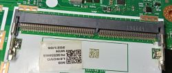 Zbliżenie gniazda pamięci RAM (SO-DIMM) na płycie głównej laptopa