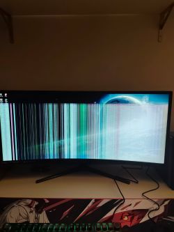 Monitor MSI z pionowymi paskami i zakłóceniami obrazu na ekranie.