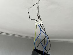 Podłączenie przewodów elektrycznych do kostki sufitowej.