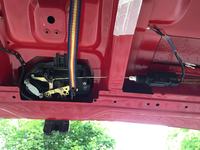 VW T5 2010r - Montaż uniwersalnego siłownika w tylnej klapie