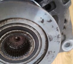 Zbliżenie na sprzęgło jednokierunkowe alternatora Mitsubishi A3TJ3881 z widocznymi zębami wirnika.