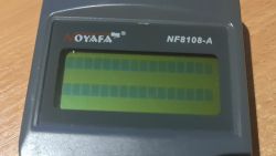 Zbliżenie wyświetlacza testera Noyafa NF8108-A z uszkodzonym obrazem