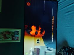Telewizor pokazujący ciemne przebarwienia na ekranie