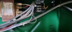 Widok wnętrza spawarki z układem elektrycznym i przewodami.