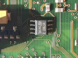 Zbliżenie płytki PCB z układem ST 95160 i ścieżkami lutowniczymi na zielonym laminacie