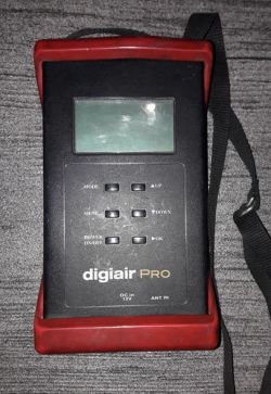 Miernik naziemnej telewizji cyfrowej Digiair Pro na szarym tle.