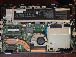 Wnętrze laptopa ASUS ExpertBook z widoczną płytą główną i brakiem przycisku zasilania