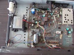 Wnętrze tunera DIORA AS-952 z widocznymi elementami elektronicznymi i okablowaniem.