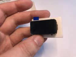 Mały wyświetlacz ESP32‑C6‑LCD‑1.47 trzymany w dłoni, ekran skierowany do przodu
