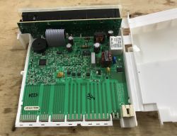 Płytka sterująca programatora zmywarki w plastikowej obudowie, z widocznymi elementami elektronicznymi i złączami.