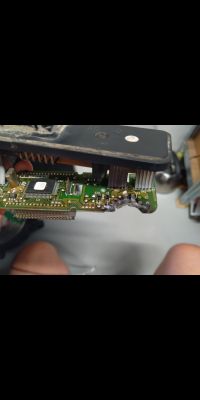Uszkodzony licznik motogodzin JCB 3CX z nadpaloną płytką PCB i brakującymi elementami