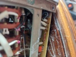 Zbliżenie na płytkę PCB z oznaczonymi pinami 6–9 oraz przewodami podłączonymi do złącz.