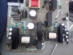 Płytka zasilająca z komponentami elektronicznymi, w tym bezpiecznikiem szklanym.