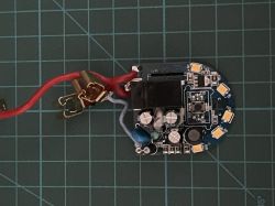 Leiterplatte mit Bauteilen und Stromkabeln auf grüner Schneidmatte