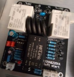 Moduł soft start na płytce PCB z przekaźnikami HF105F-1 i zasilaczem HLK-PM12
