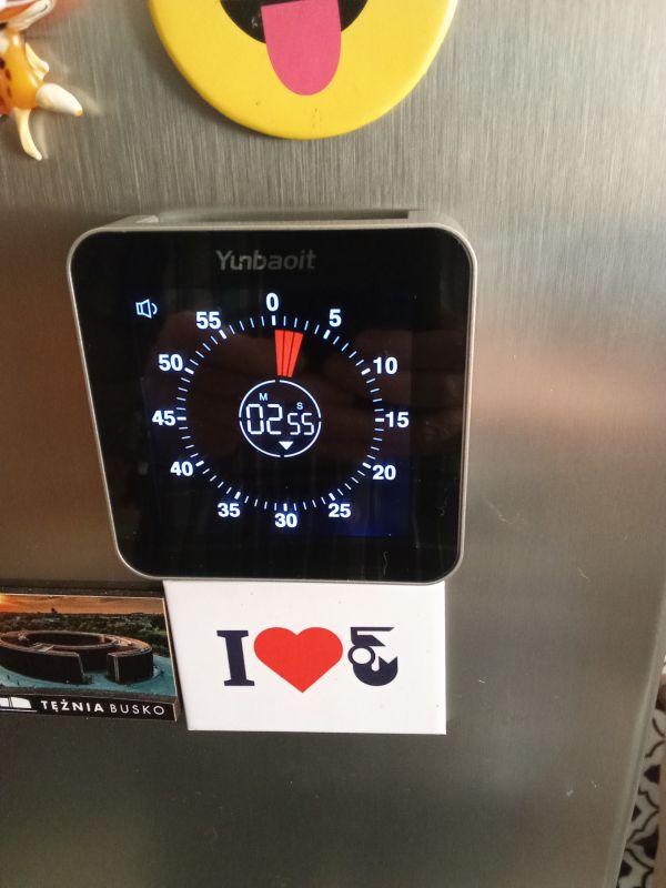 Elektroniczny minutnik na lodówce z magnesami