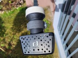 Bliska fotografia konwertera satelitarnego Inverto Unicable.