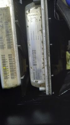 Dwa moduły elektroniczne z oznaczeniami Bosch i Volvo wewnątrz pojazdu.