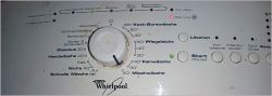 Panel sterowania pralki Whirlpool z pokrętłem nastawczym i zapalonym czerwonym światłem „Service”.