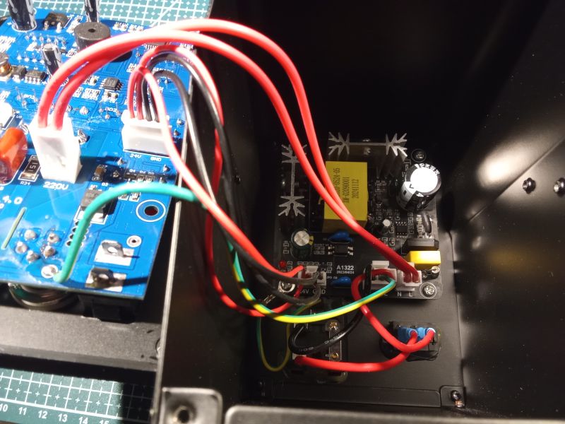 Wnętrze urządzenia elektronicznego z dwoma płytkami PCB połączonymi przewodami