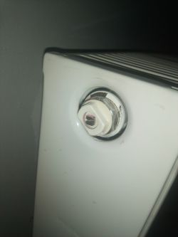 Guidance on Limiting Heat Output from a Room Radiator: What to Tighten?
