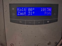 Sterownik solarny Viessmann z niebieskim wyświetlaczem LCD pokazujący temperaturę 0°C na kolektorze i 31°C na zasilaniu.