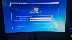 Ekran instalacyjny Windows 7 z zaznaczonym językiem polskim.
