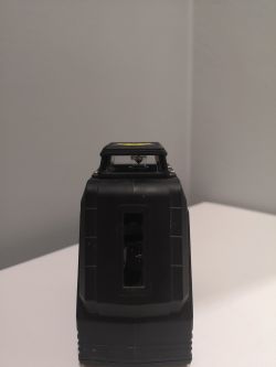 Widok z przodu lasera Parkside 360 Performance z elementem wewnętrznym przesuniętym w lewo.
