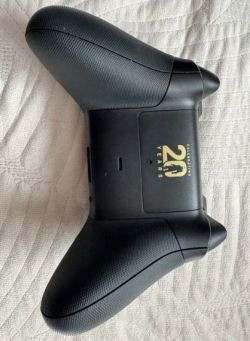 Czarny pad Xbox z napisem Celebrating 20 Years na plecach.