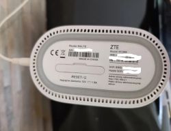 Etykieta informacyjna na spodzie routera ZTE model MC888 5G/LTE