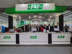 Stoisko firmy F&amp;F z zespołem pracowników na targach ENERGETAB 2025