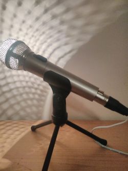 Nietypowa lampka dekoracyjna z mikrofonu DIY Nietypowa lampka dekoracyjna z mikrofonu DIY