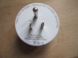 RMC003 Smart Plug – Front View Front of the RMC003 smart plug with visible prongs and inscriptions.