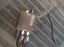 Konwerter audio z cyfrowego na analogowy z kilkoma podłączonymi kablami.