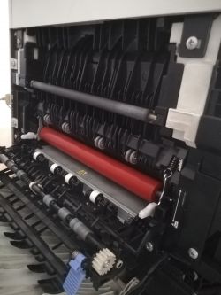 BROTHER DCP-L8450CDW - Zacina papier, kartka się elektryzuje