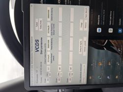 Interfejs diagnostyczny VCDS na ekranie laptopa w samochodzie