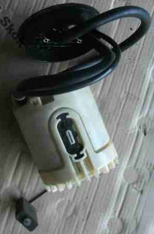 Golf III Wypadnięte lustro w reflektorze i luźna pompa paliwa