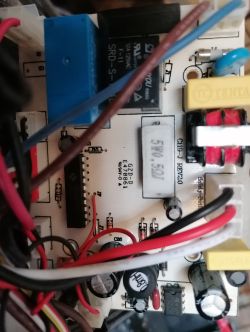 Płyta główna niszczarki z widocznym układem CMS69P02D i przekaźnikiem SRD-S.
