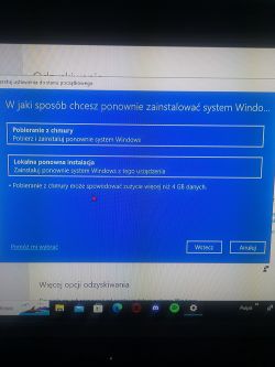 Format komputera i szary ekran z migającym paskiem zadań