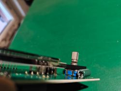 Enkoder obrotowy EC11 zamontowany na zielonej płytce PCB