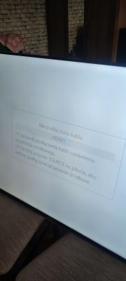 Telewizor Samsung 55 cali z białym ekranem i komunikatem Nie podłączono kabla.