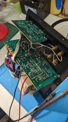 Widok od spodu na dwie płytki PCB z przewodami i złączami koncentrycznymi