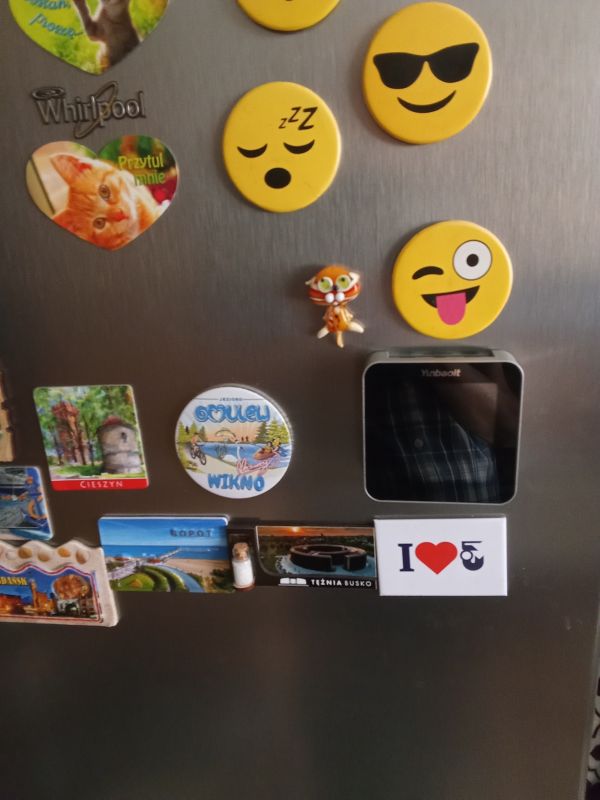 Magnesy na lodówce oraz elektroniczny minutnik