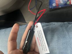 Wtyczka zapalniczki samochodowej z etykietą ostrzegającą, że obsługuje maksymalnie 150 W.